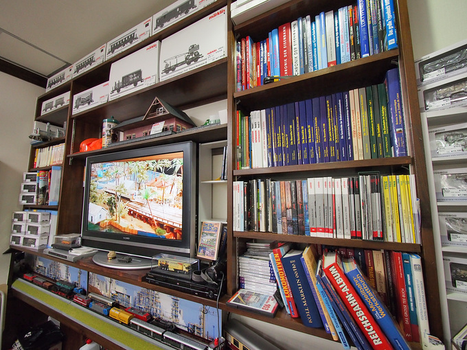 店内の書棚とテレビスクリーン