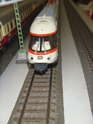 ３線式のレールの上を走る電車